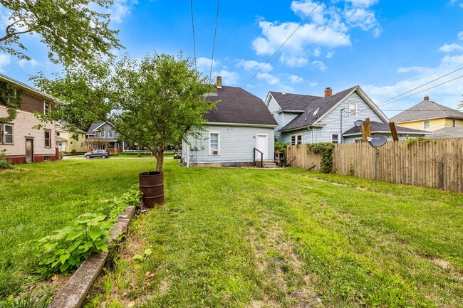 Building Photo - 744 Diamond Ave