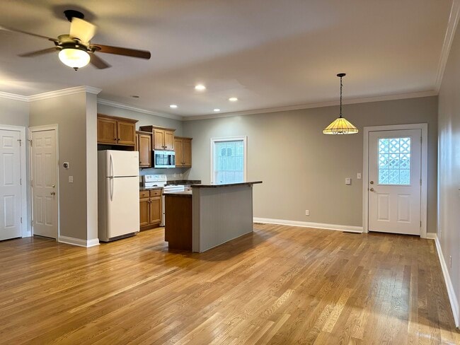 Building Photo - 114 W Green St