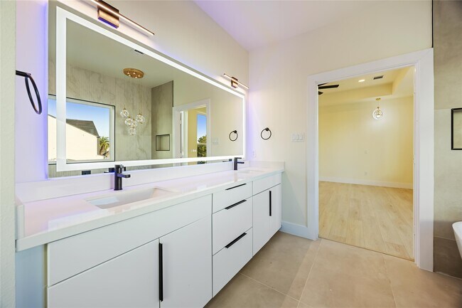 Building Photo - 7129 England St