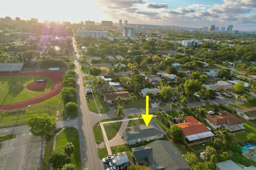 Building Photo - 231 NE 16th Ave