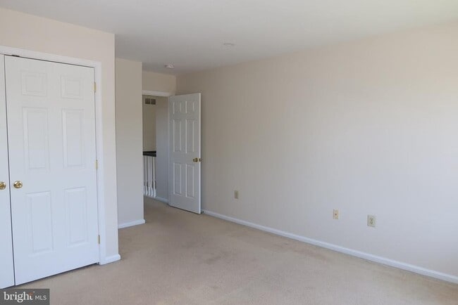 Building Photo - 1631 W Thistle Dr