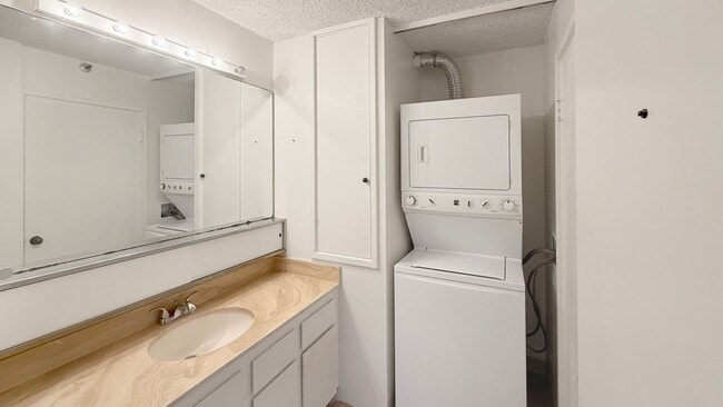 Building Photo - Beautiful 1 Bedroom 1 Bath unit Located in...