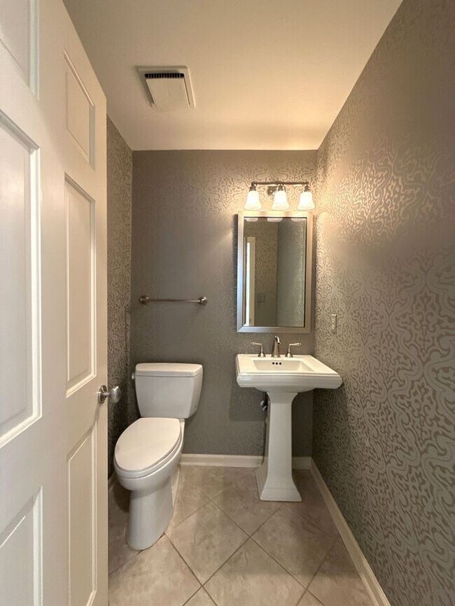 Building Photo - King John Condos