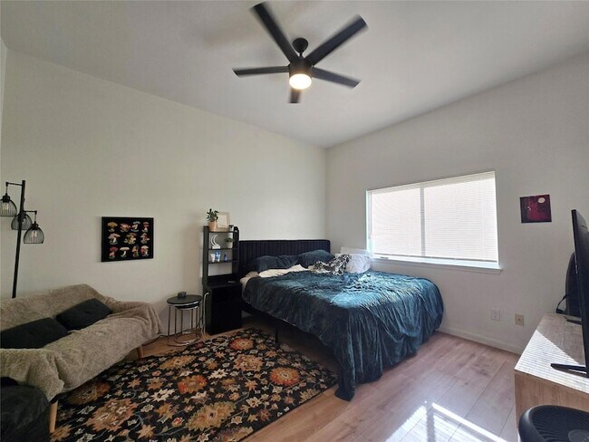 Building Photo - 2303 Darnell Dr