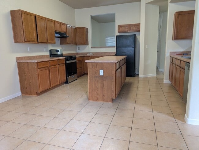 Building Photo - Spacious 2-Story Home with 3-Car Garage in...