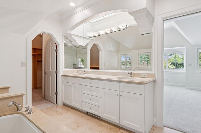 Building Photo - Beautiful, Old-World-style Home in the Heart of Central Menlo Park