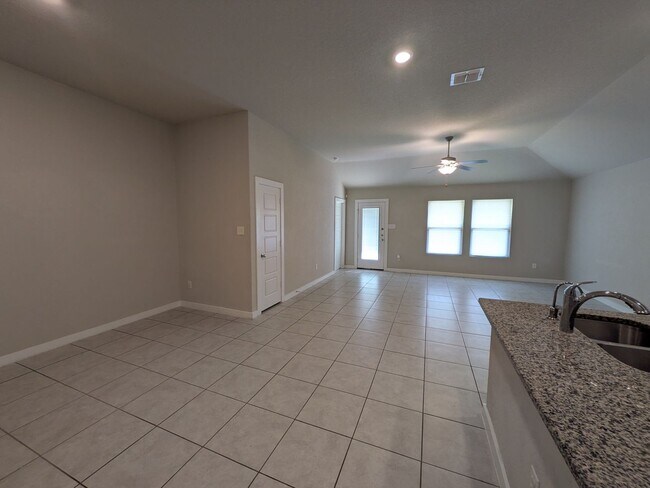 Building Photo - 1 story gem with quick access to Randolph!!