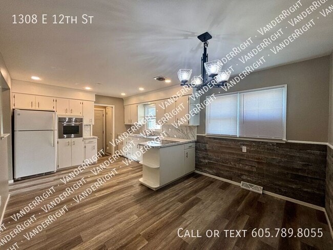 Building Photo - 1308 E 12th St