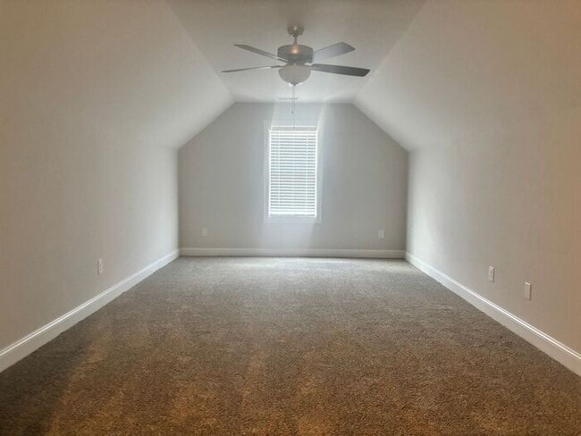 Building Photo - 3-bedroom 3 bath