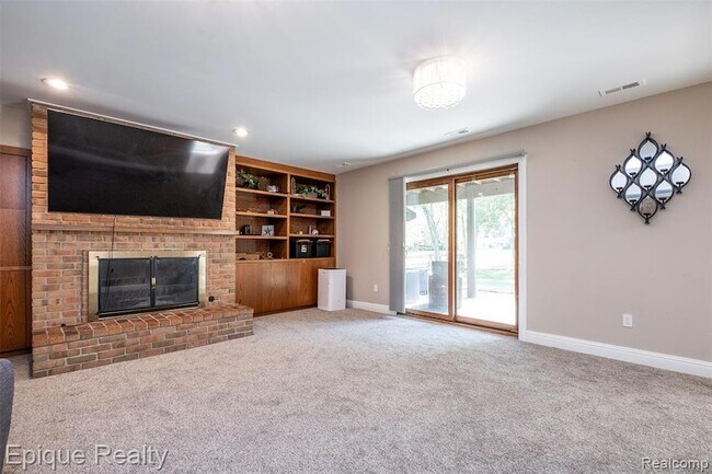 Building Photo - 135 W Hickory Grove Rd