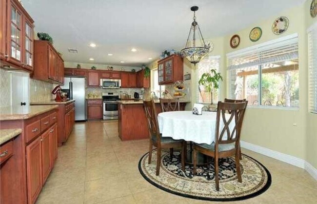 Building Photo - 552 Sipes Cir