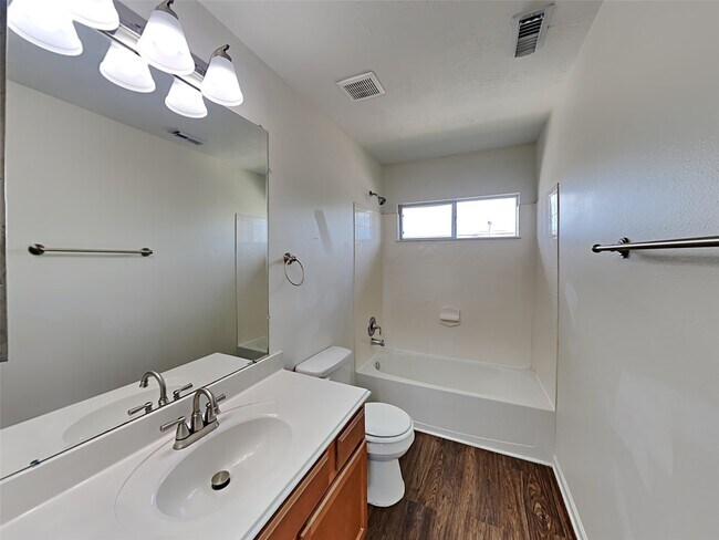 Building Photo - 4407 Crossvine Ave