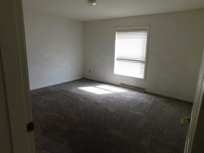 Building Photo - Ranch Style Private Entry Duplex