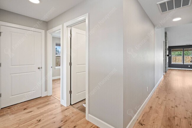 Building Photo - 3BR - 2BA Modern Living in a Quiet Cul-de-Sac