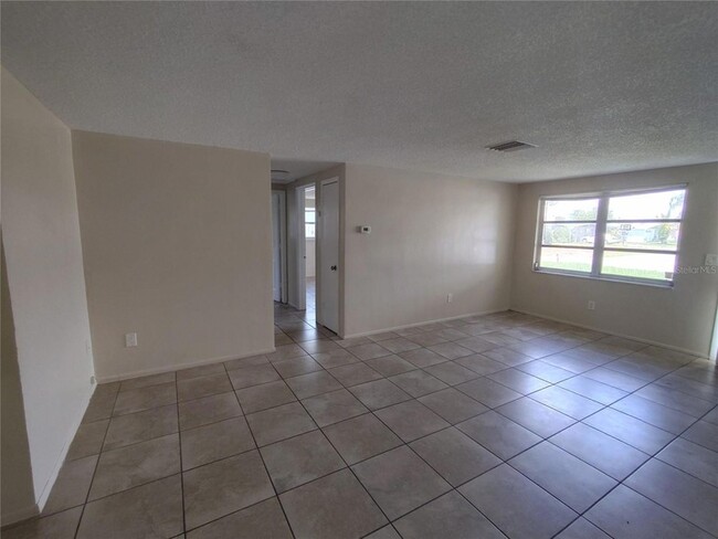 Building Photo - 2333 Roselawn Dr