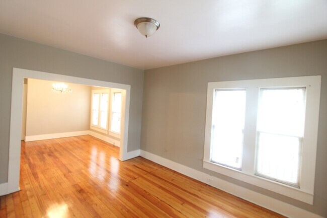 Building Photo - Bush Hills Beauty - 3 Bedroom 2 Bath