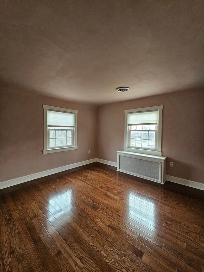 Building Photo - 102 N Forrest St