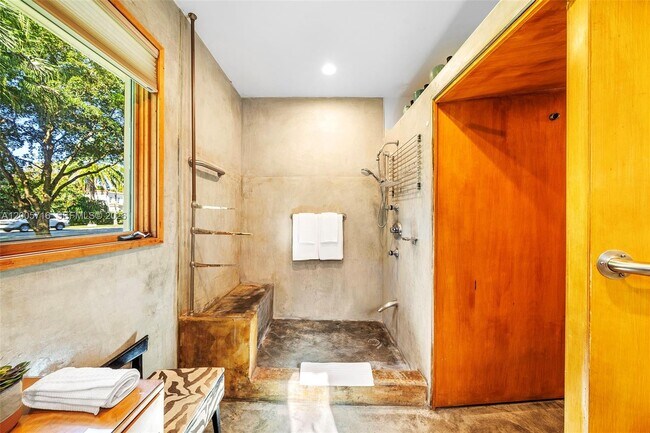 Building Photo - 5627 Granada Blvd