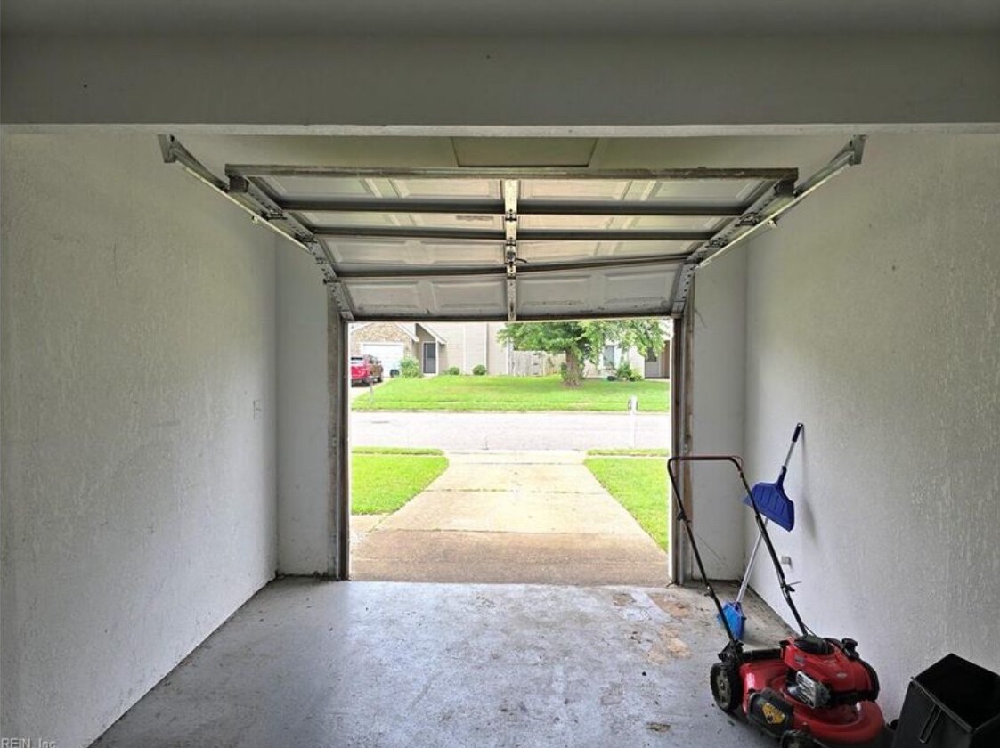 Building Photo - 5711 Brandon Blvd