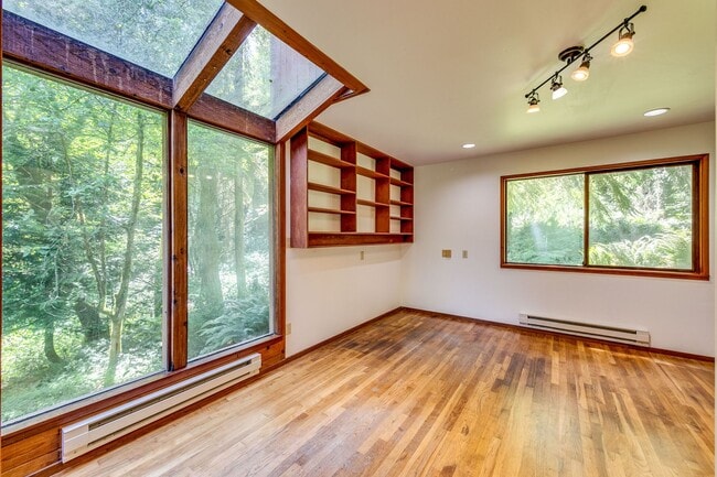 Building Photo - Private 3 Bedroom Home in the Woods