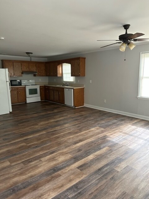 Building Photo - 200 Apache Cir