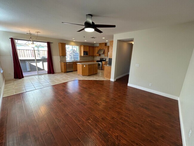 Building Photo - Spacious 4 Bed 3 Bath Home in Garin Community