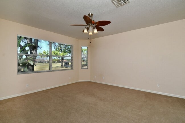 Building Photo - 2 Bedroom with Den and Garage. Over !800 Sq. Ft under air