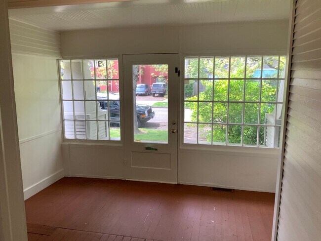 Building Photo - 2 Bedroom Unit in Triplex Near Downtown and Campus