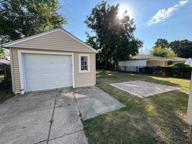 Building Photo - 3 bed 2 bath Berkley bungalow with garage ...