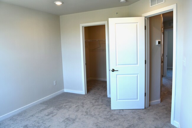 Building Photo - 725 Peony Ln