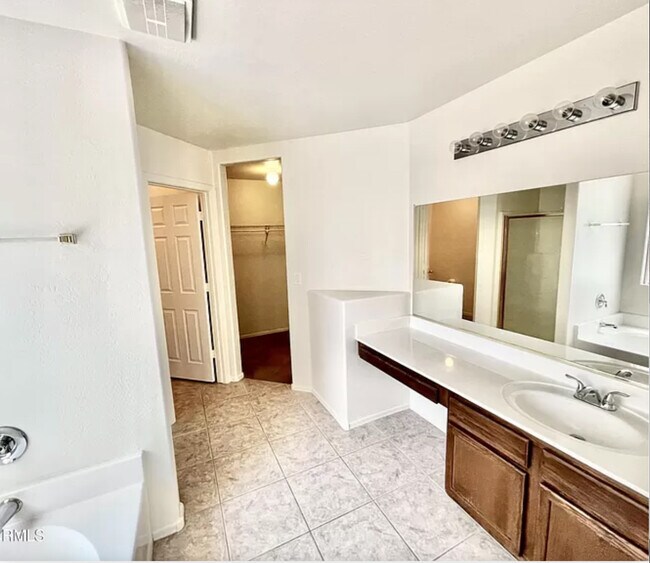 Building Photo - 608 W Rattlesnake Pl
