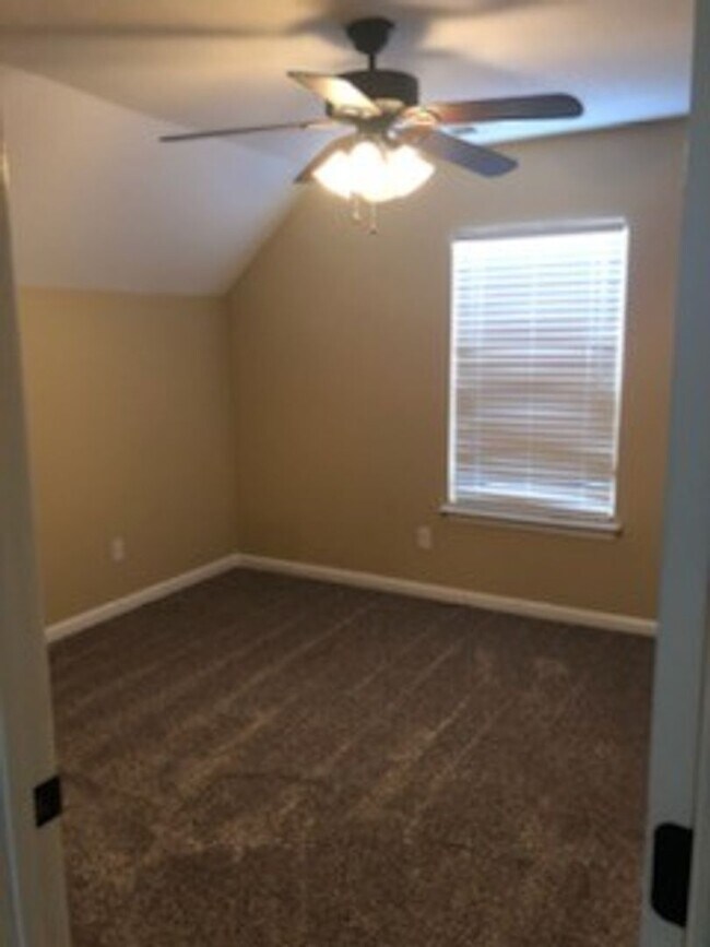 Building Photo - Renovated 4 Bedroom 2.5 Bath Home for Rent!