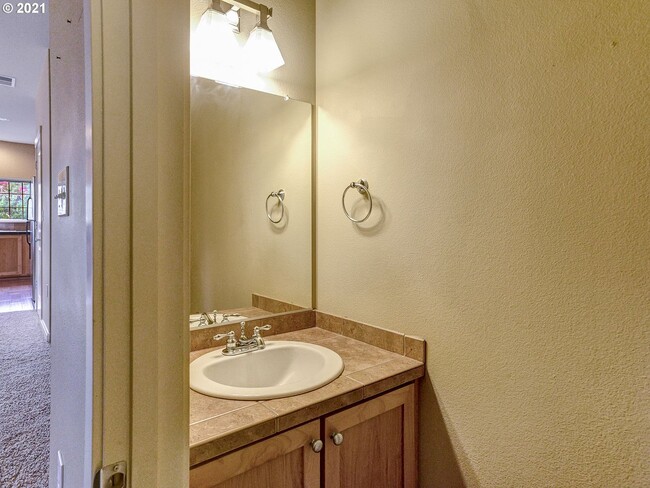 Building Photo - Sherwood Corner 3 Bed 2.5 Bath Townhome on top floor~  Reserved Parking and Washer & Dryer and Co...