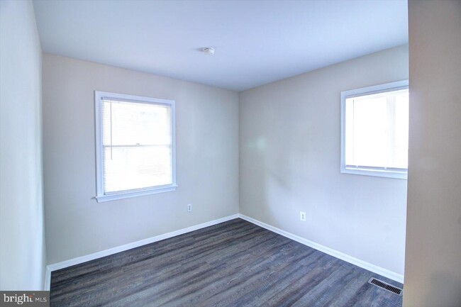 Building Photo - 285 Pinoak Dr