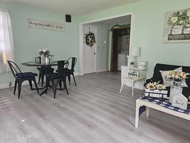 Building Photo - 859 Mill St