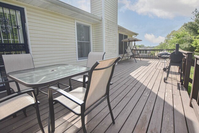 Building Photo - Pet Friendly Three Bedroom!