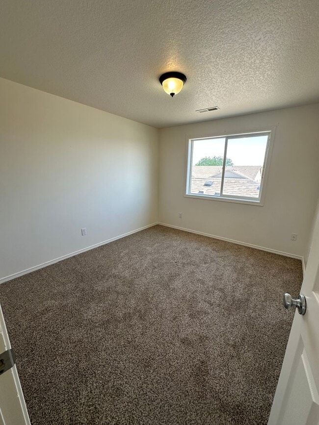 Building Photo - Spacious 4 Bedroom, 3 Bath Home with Fence...