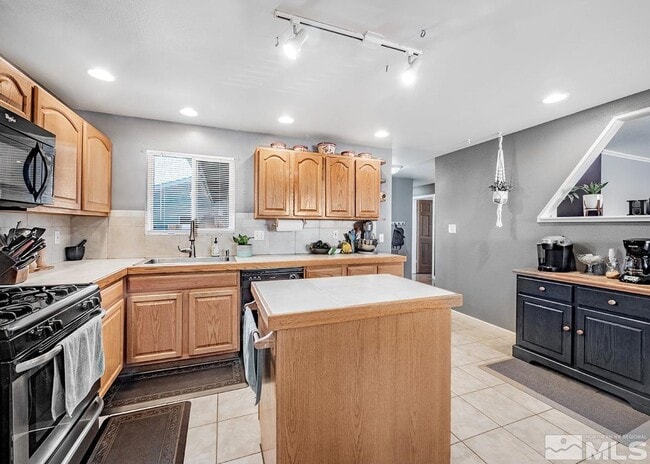 Building Photo - Immaculate Sparks Beauty