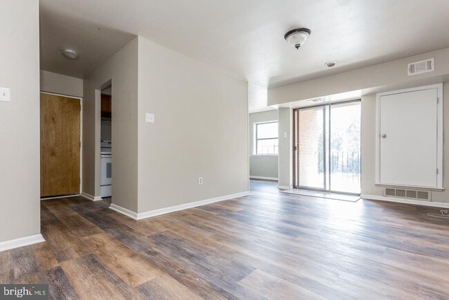 Building Photo - 3218 Valley Dr