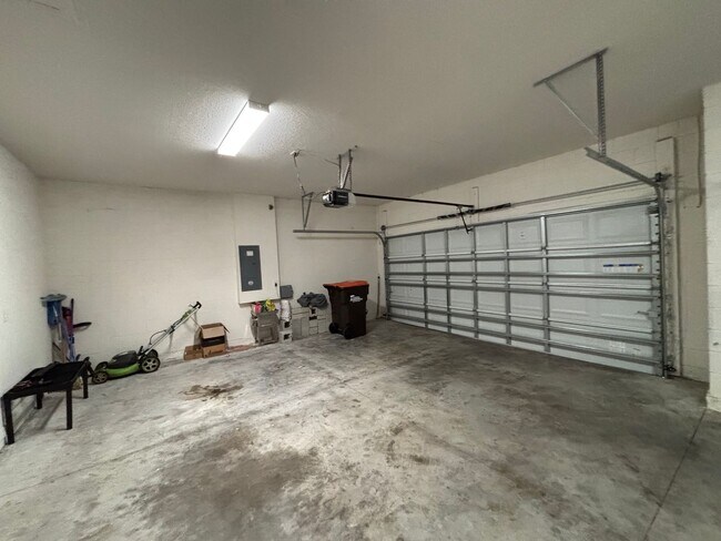 Building Photo - Large home in central Ocala location - Won't last