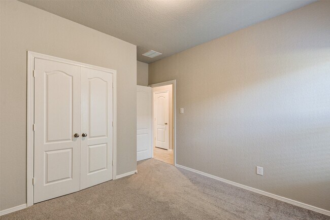 Building Photo - 40735 Gate Ridge Dr