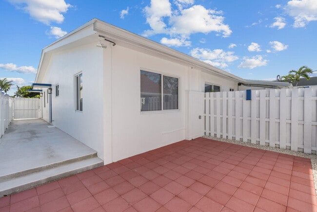 Building Photo - 1541 NE 15th Ave