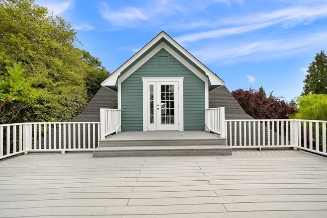 Building Photo - Large Single Family home with Bonus Room!