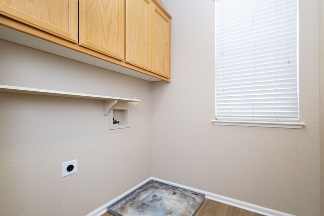 Building Photo - Spacious Folsom Parkway Home Near The Back...