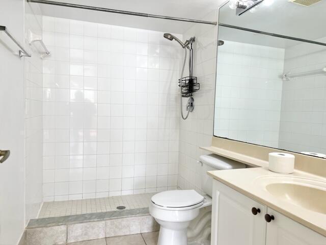 Building Photo - 800 Crestwood Ct S