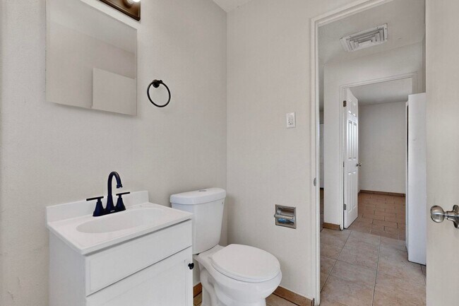 Building Photo - 540 Cardenas Dr SE