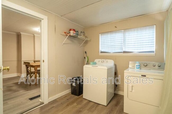 Building Photo - 703 W 2nd Ave