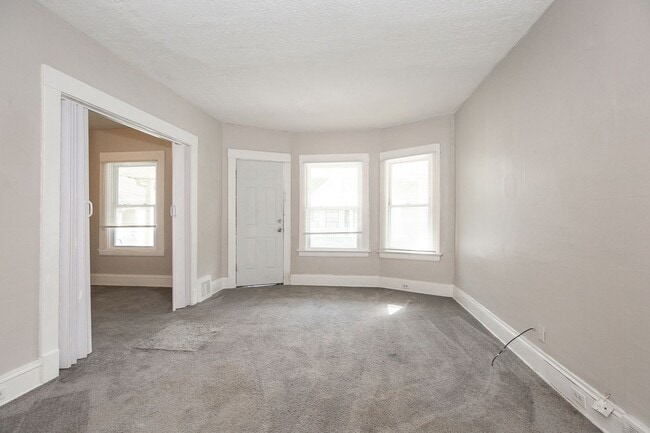 Building Photo - 2962 E 66th St