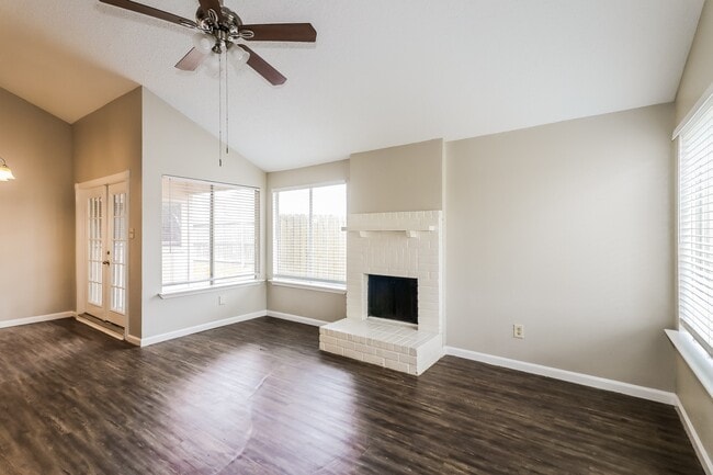 Building Photo - 10810 Lakewood Oaks Dr