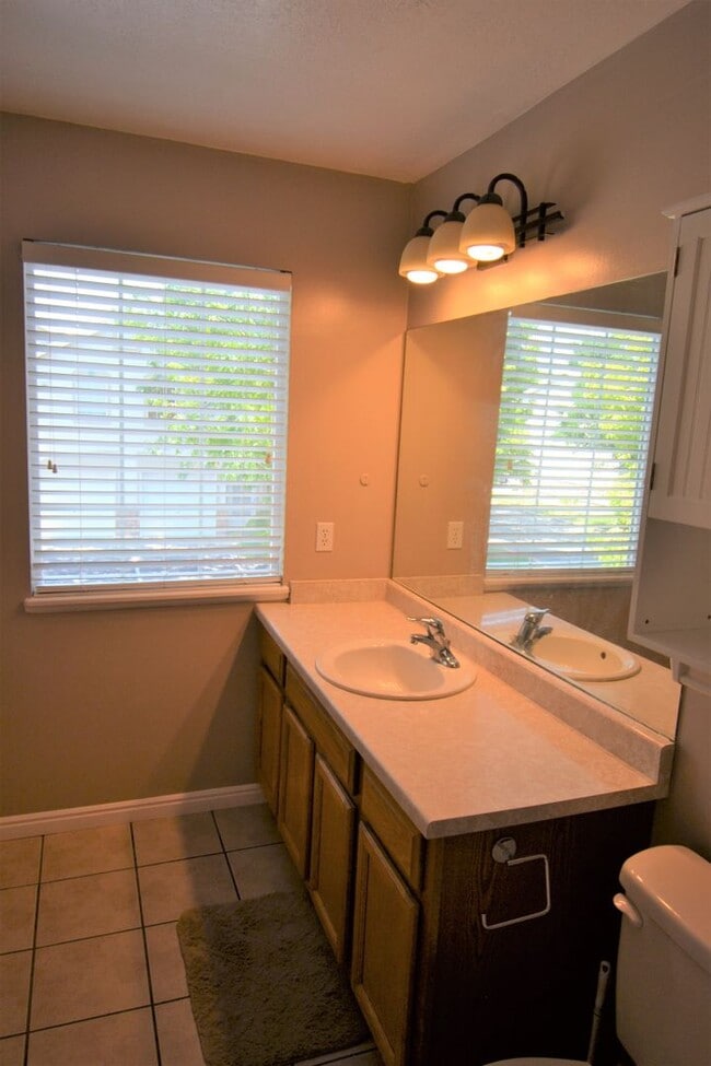 Building Photo - Adorable 3 Bed 2 Bath Townhouse in West Valley!!!